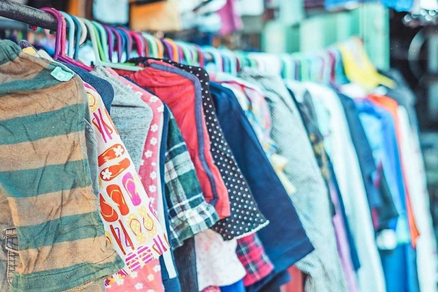 Kleider tauschen und spenden: Beim Wei...einen  &#8222;Clothes swap day&#8220;.  | Foto: Phoderstock (Adobe Stock)