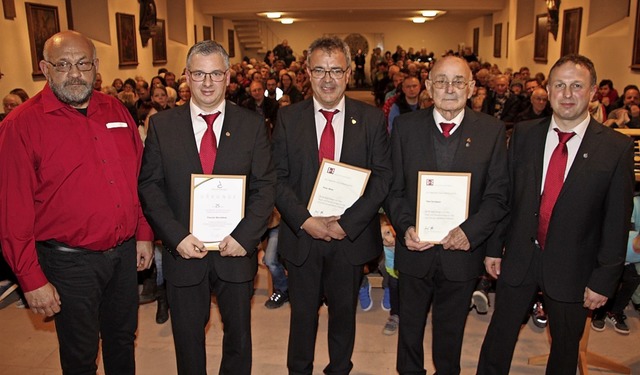 Albrecht Burkhart (von links) ehrte Pa...t  MGV-Vorsitzender Andreas Hmmerle.   | Foto: Werner Schnabl