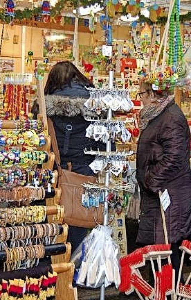 Zahlreiche  Marktstnde sorgen in Niederhof fr eine weihnachtliche Atmosphre.   | Foto: Melanie Dramac