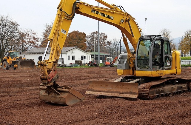 Noch gleicht das neue Spielfeld einer ...in &#8211; wenn das Wetter mitspielt.   | Foto: Reiner Beschorner