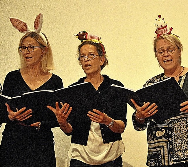 Die Sngerinnen des Katholischen Karib...ngen das Lied &#8222;Lollipop&#8220;.   | Foto: Ralph Fautz