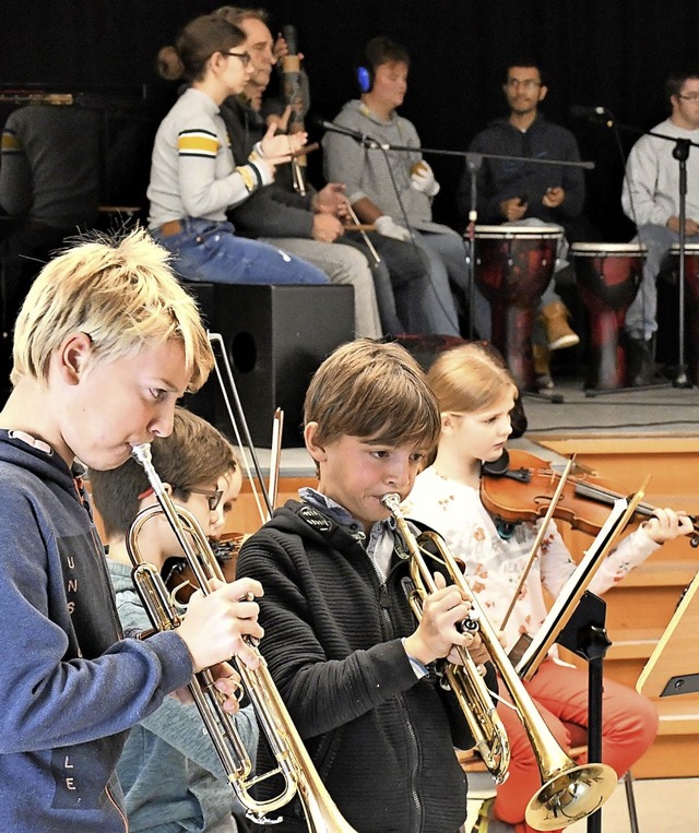 Die jungen Musiker des Streichorcheste...proben fr ihren gemeinsamen Auftritt.  | Foto: Barbara Ruda
