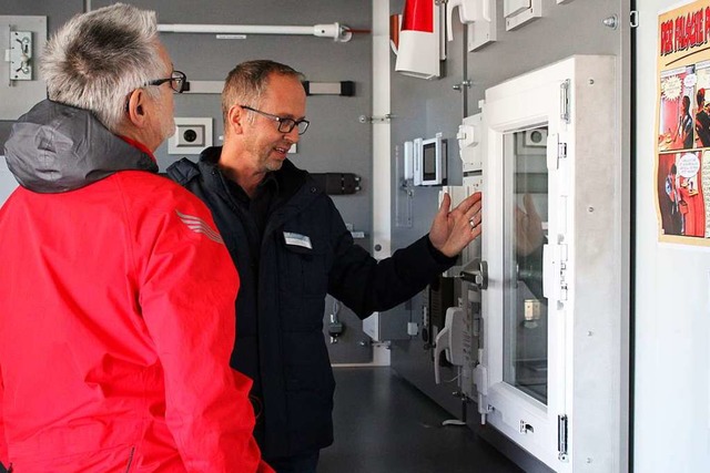 Frank Erny (rechts) bert im Infomobil der Kripo in Sicherheitsfragen.  | Foto: Annnika Sindlinger