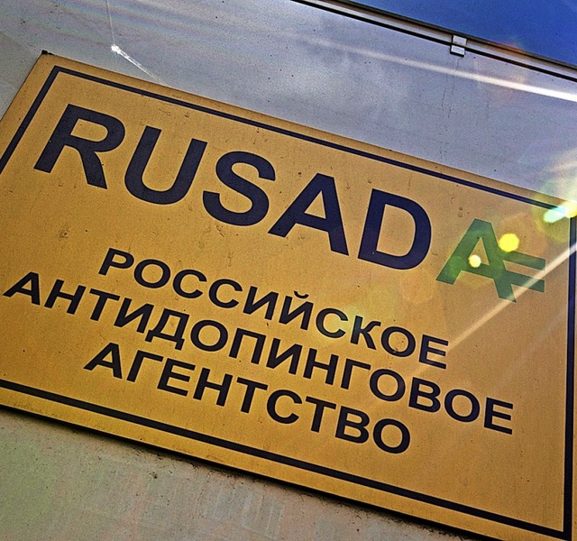 Ein Schild der russischen Anti-Doping-...n viele Daten manipuliert worden sein.  | Foto: Alexander Zemlianichenko (dpa)