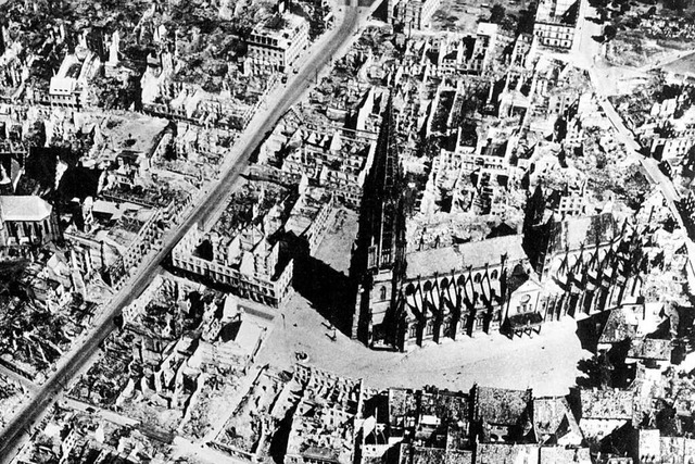 Die Stadt Freiburg nach dem Bombenangr...te nahezu unversehrt aus der Trmmern.  | Foto: Stadtarchiv Freiburg-