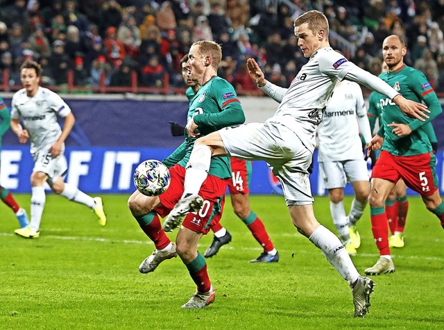 Sven Bender zieht mit links ab und trifft zum 2:0 fr Leverkusen.   | Foto: Pavel Golovkin (dpa)