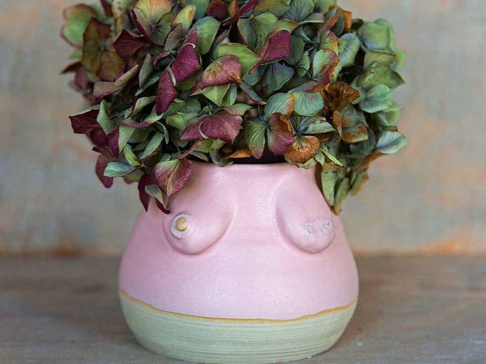 Ihre Kollektion umfasst auch Vasen, Lichter und Milchkännchen.  | Foto: Gina Kutkat