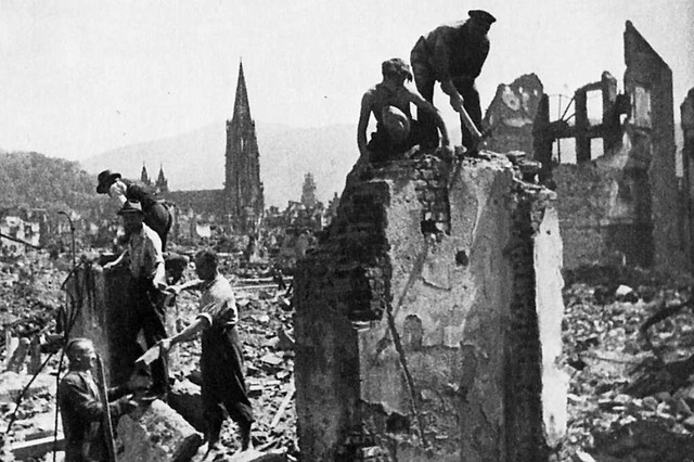 Freiburger auf den Trmmern nach der F...rger Bombennacht am 27. November 1944.  | Foto: Stadtarchiv