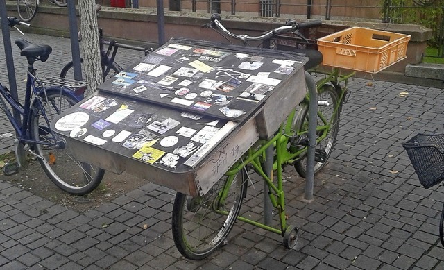 In den Kisten auf diesem Fahrrad, das ...tter. Davon darf sich jeder bedienen.   | Foto: Nils Ellebrecht