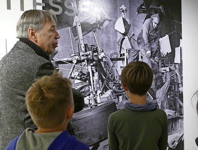 Auf dem Foto ist Jean Tinguely bei der...teilen von Formel-1-Rennwagen besteht.  | Foto: Sonja Zellmann