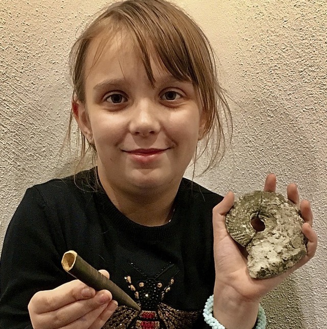 Lenja prsentiert zwei Fundstcke ihres Opas.  | Foto: Privat