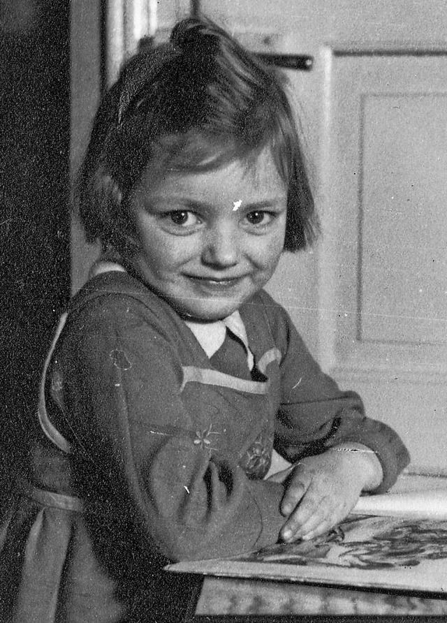 Ortrud Glzer als kleines Mdchen beim Betrachten eines Bilderbuchs  | Foto: Familienarchiv Krner