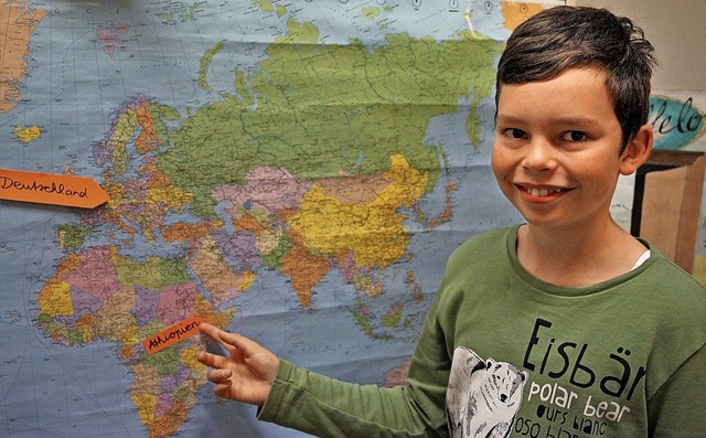 Jonathan Krner zeigt, wo auf der Weltkarte thiopien liegt.  | Foto: Bettina Meier