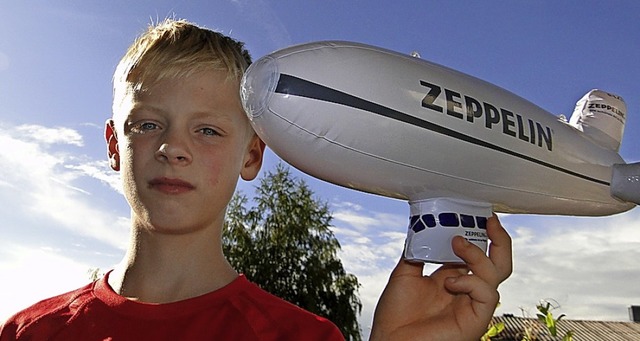 Henry Steffen mit einem Zeppelin-Modell  | Foto: Peter Steffen