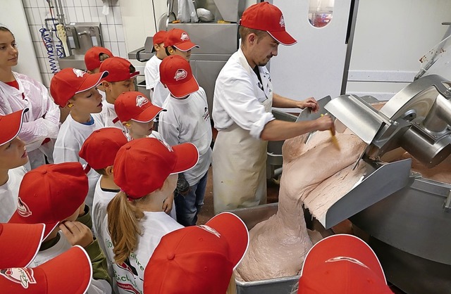 Minuten spter ist aus dem Hackfleisch das Fleischksebrt geworden.  | Foto: Sonja Zellmann