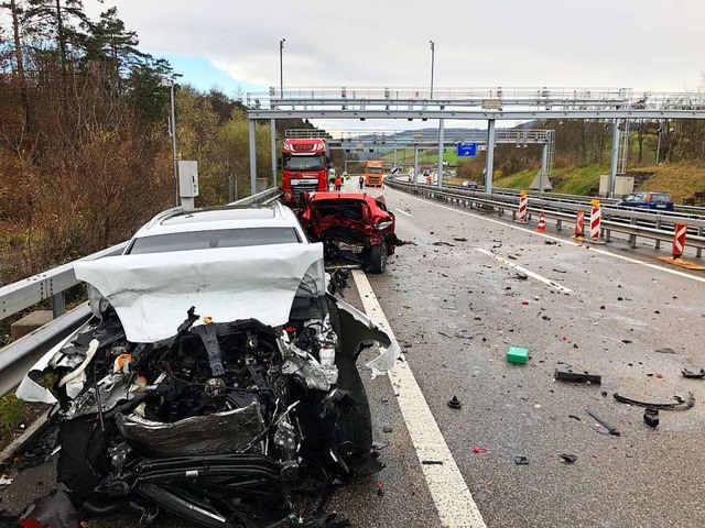 Drei Todesopfer forderte ein schwerer ..., hinten der total demolierte Renault.  | Foto: Kantonspolizei Aargau
