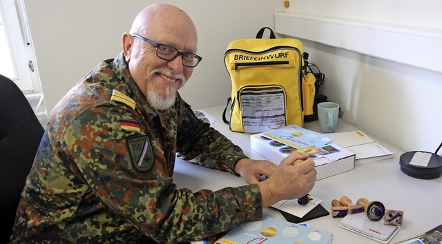 Feldpostbriefe werden per Hand entwert...ng deutscher Soldaten zur Heimat her.   | Foto: Werner Schnabl