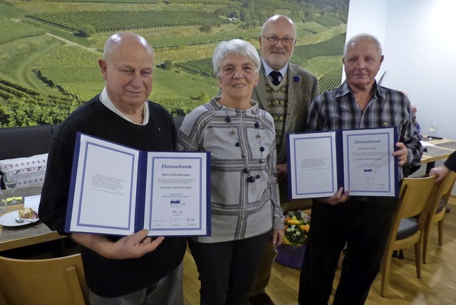 Erich Kanzinger wurde von der VdK-Vors...r Goldenen Verdienstnadel (von links).  | Foto: Brigitte Rssel