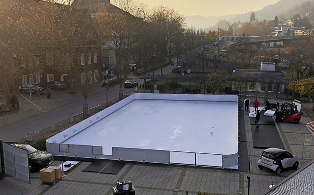 Noch flitzen keine Schlittschuhlufer ... Aufbau. Ab Samstag ist sie geffnet.   | Foto: Schlichter, Juliane