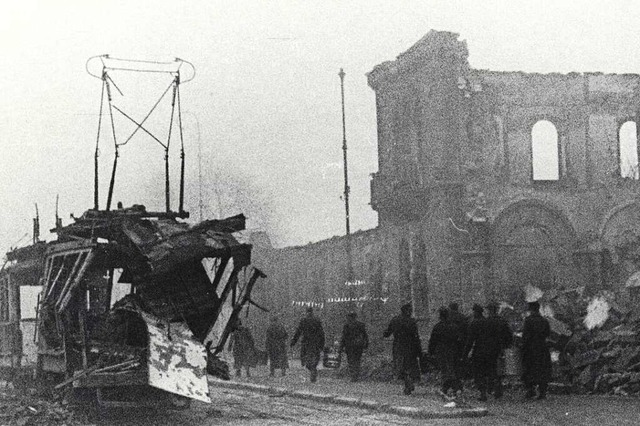 Eine zerstrte Straenbahn vor dem Freiburger Hauptbahnhof.  | Foto: Fritz Aly (Stadtarchiv Freiburg M 7707)