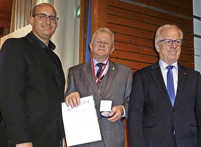 Medaille und Ehrenvorsitz: Trudpert Be...en des Deutschen Harmonika-Verbandes)   | Foto: Eberhard Gross