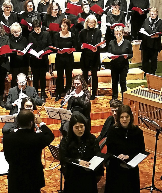 Der Rieselfeld-Chor mit Instrumentalis...Kim (Sopran), Joanna Jaworowska (Alt).  | Foto: Heidi Winkel-Hook