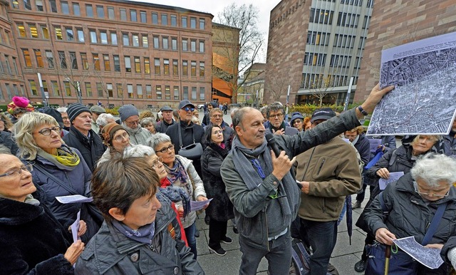 Heinrich Schwendemann erklrt beim Rundgang, wie die Stadt zerstrt worden ist.   | Foto: Michael Bamberger