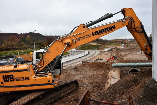 Blick auf die Baustelle am Gmeiniweg: ...ahr soll der Kreisverkehr fertig sein.  | Foto: Heinz und Monika Vollmar