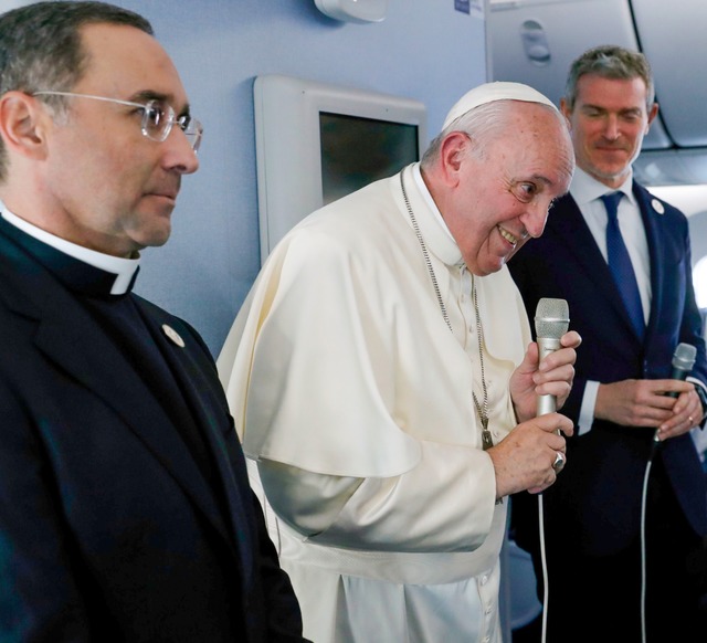 Pressekonferenz im Flugzeug: Papst Franziskus am Dienstag mit Begleitern  | Foto: REMO CASILLI (AFP)