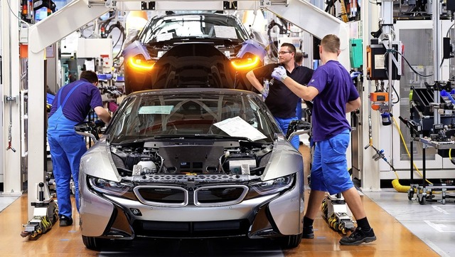 BMW-Mitarbeiter mssen sich auf absehbare Zeit keine Sorgen um ihren Job machen.  | Foto: Sebastian Willnow