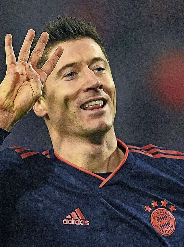 Robert Lewandowski traf in Belgrad  vier Mal.  | Foto: ANDREJ ISAKOVIC (AFP)