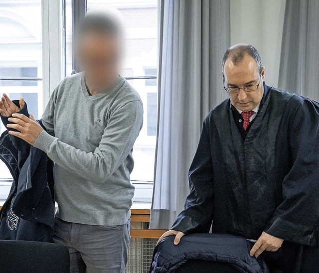 Der ehemalige Schulleiter (links) und sein Anwalt Andreas Zott  | Foto: Sina Schuldt (dpa)