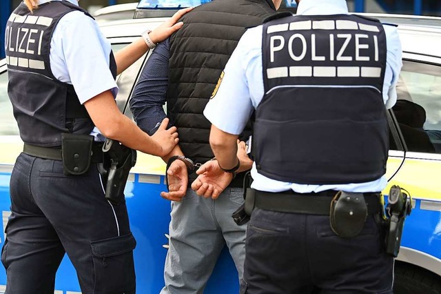 Ein betrunkener Autofahrer, der in Wal...llte, wurde festgenommen (Symbolfoto).  | Foto: Jonas Hirt