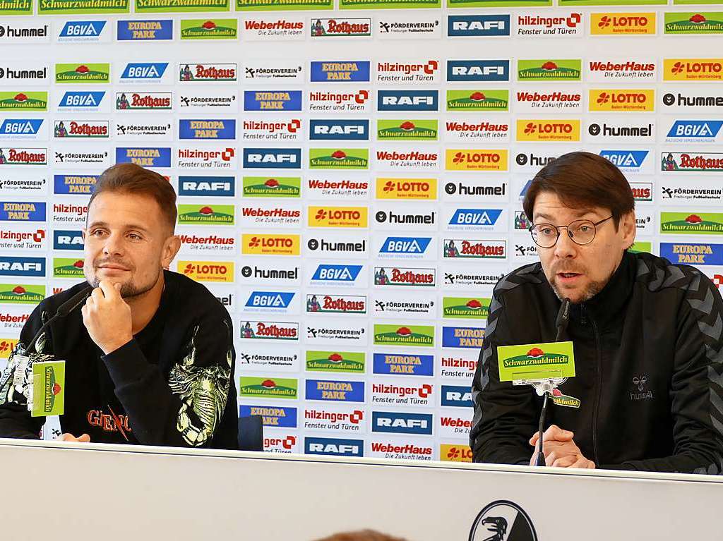 Neben Amir Abrashi sa SC-Pressesprecher Sascha Glunk auf dem Podium im Presseraum des SCF.