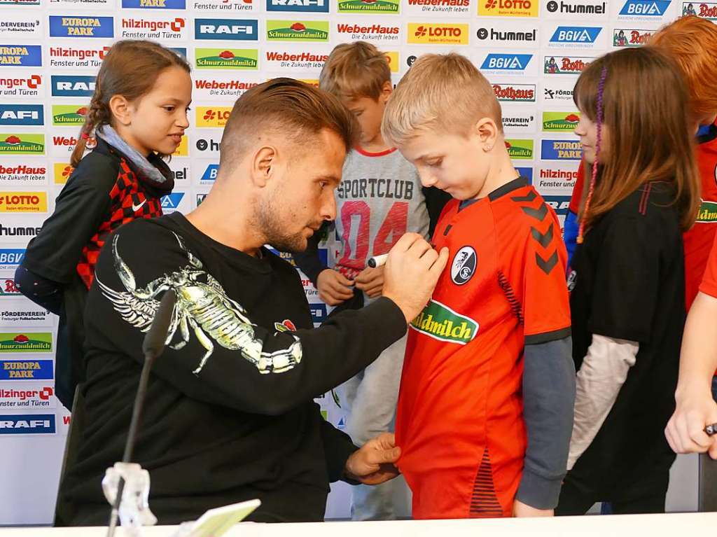 Einigen Zisch-Reporter erhielten ihr Autogramm auf ihr Fantrikot, den Pulli oder den Unterarm.