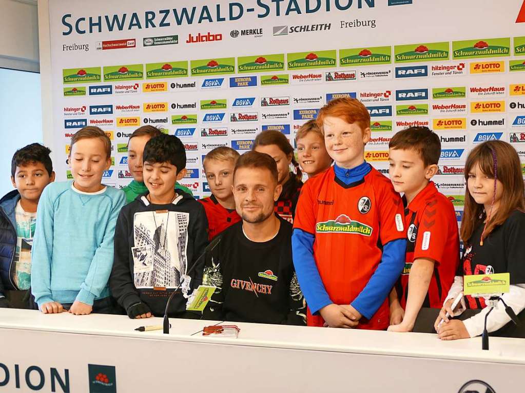 Gruppenfoto: Amir Abrashi mit Zisch-Reportern aus der Klasse 4b der Sommerbergschule Buchenbach