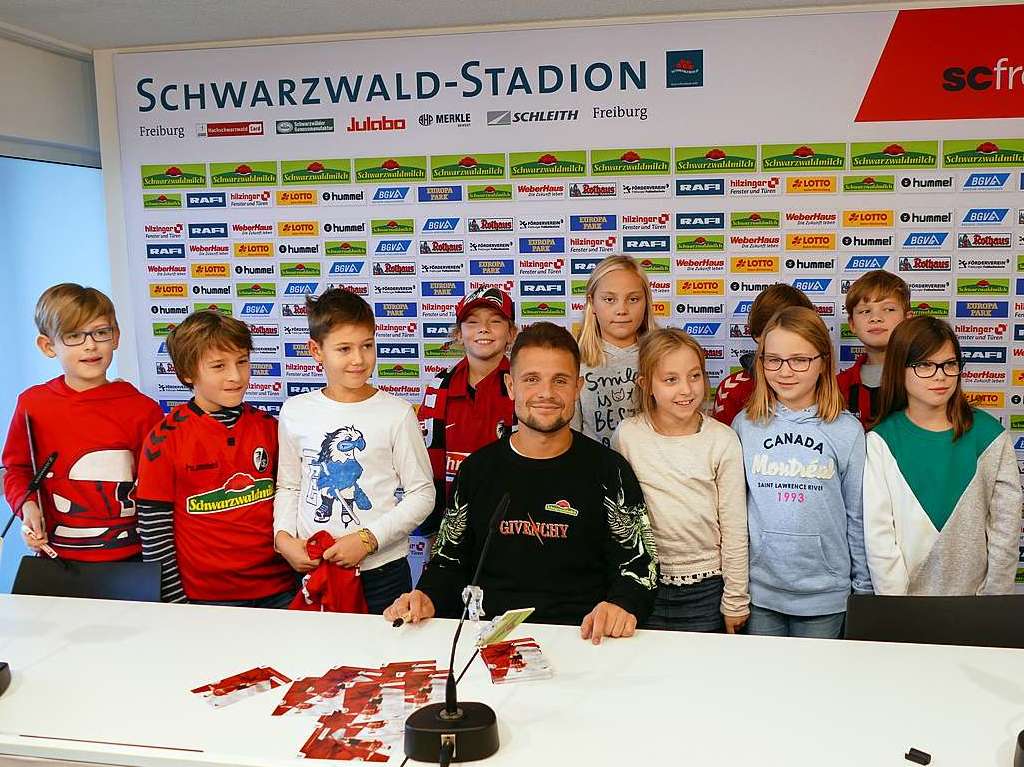 Gruppenfoto: Amir Abrashi mit Zisch-Reportern aus der Klasse 4a der Weingartenschule Zell-Weierbach