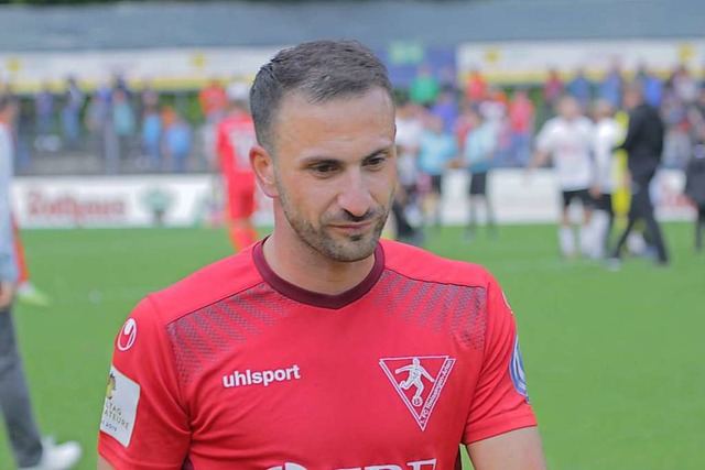 Nedzad Plavci war frher Leistungstrg...r den FC Rielasingen seine Kickschuhe.  | Foto: Lukas Karrer