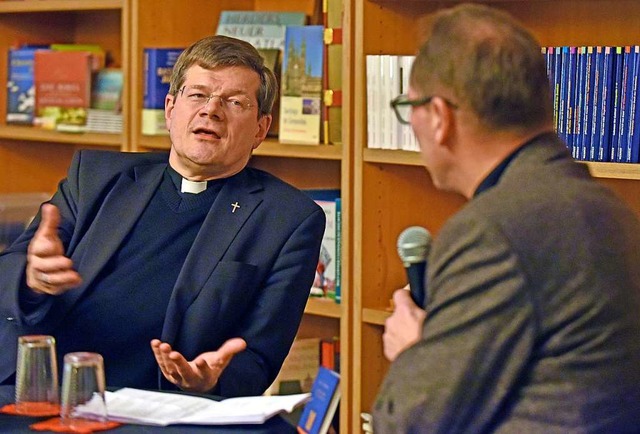 Freiburgs Erzbischof Stephan Burger im...ch mit BZ-Chefredakteur Thomas Fricker  | Foto: Michael Bamberger
