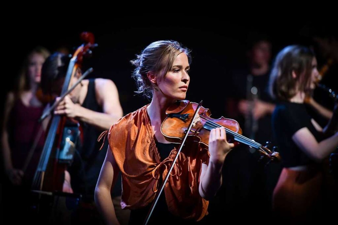 Ann-Sophie Bereuter mit dem Stegreif-Orchester  | Foto: Roman Novitzky