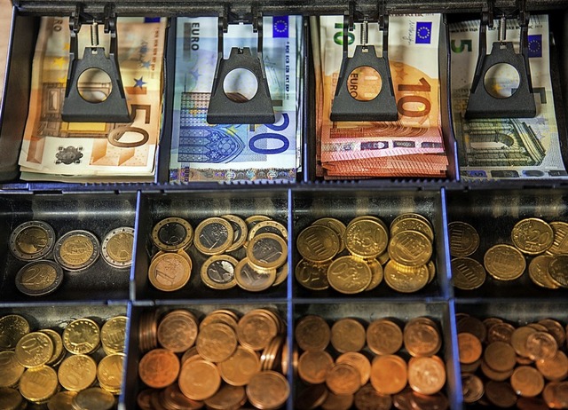 Mit Kleingeld ist es bei den meisten V... manches Projekt in der Warteschleife.  | Foto: Jens Bttner