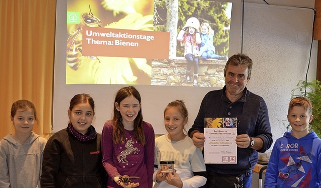 Der Umweltingenieur Albrecht Trenz bra...le Hotzenwald das Thema Bienen nher.   | Foto: Annka Mickel