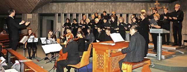 Dirigent Casimir Schfer, die Solisten...enchor beim Konzert in St. Pankratius.  | Foto: Hildegard Karig
