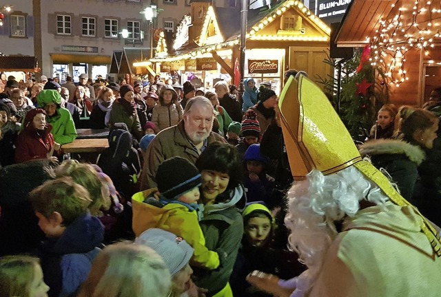 Vom Kolping-Nikolaus gab&#8217;s fr j...ckmann. Die Erffnung war gut besucht.  | Foto: Gerhard Walser