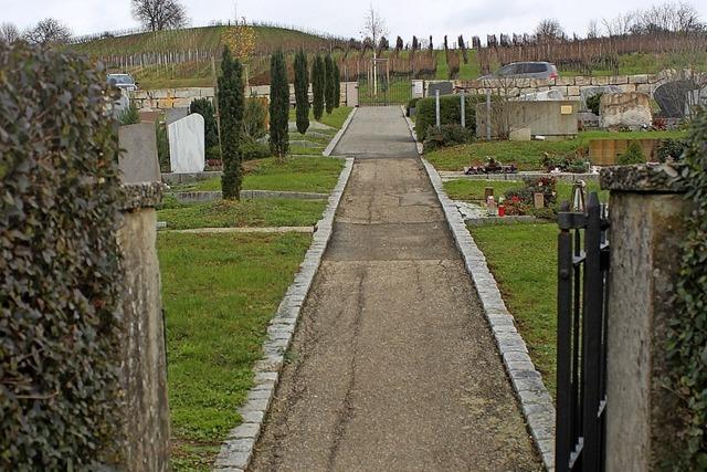 Abschluss am Friedhof