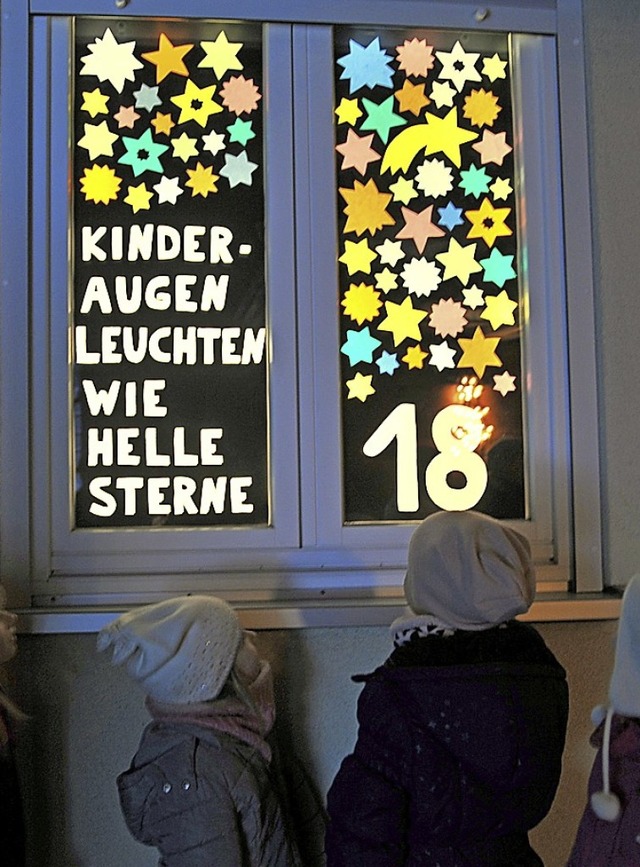 Eschbacher Fenster leuchten bunt im Advent.  | Foto: Reinhard Meyer