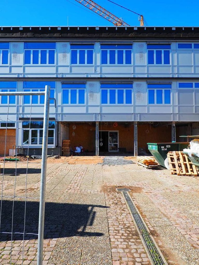 Hier fehlt die neue Fassade der Gemein...en werden die meisten Arbeiten fertig.  | Foto: Herbert Frey