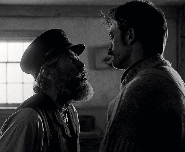 Duellanten: Wake (Willem Dafoe, l.) und Winslow (Robert Pattinson)  | Foto: A24 Films