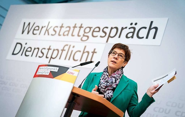 Verteidigungsministerin Annegret Kramp...tpflicht aus. Foto: Kay Nietfeld (dpa)  | Foto: Kay Nietfeld (dpa)