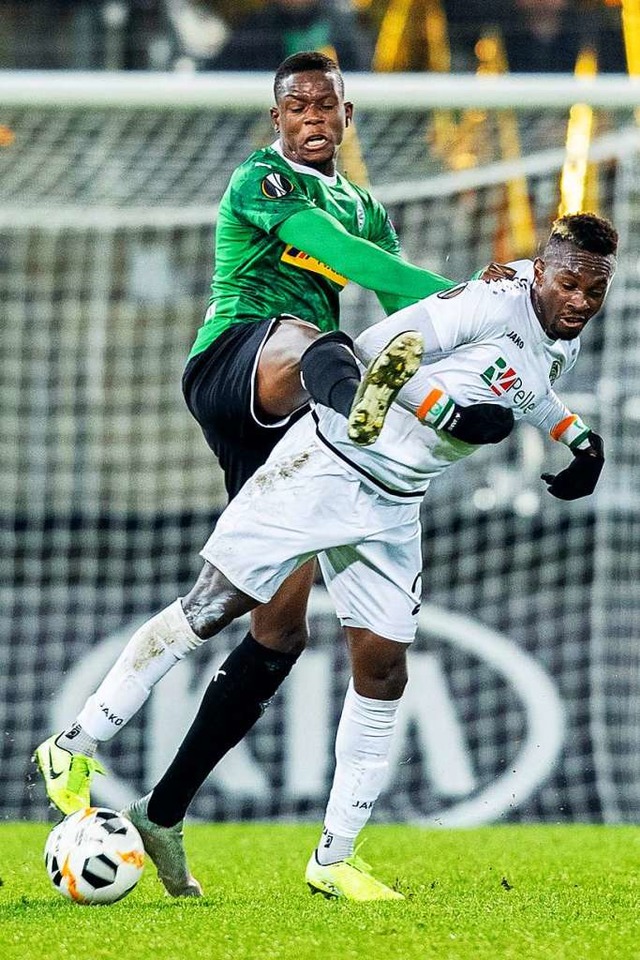 Denis Zakaria (linls) von Mnchengladb...son Niangbo von Wolfsberg um den Ball.  | Foto: Marcel Kusch (dpa)